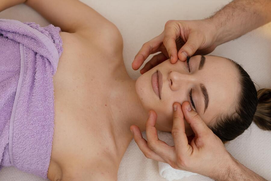 Как убрать мешки и темные круги под глазами с помощью массажа