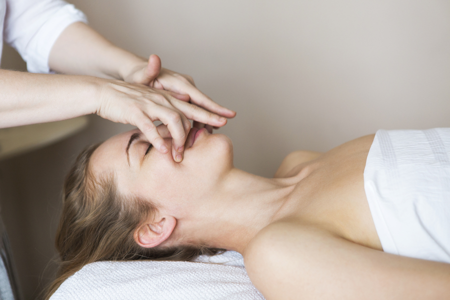 Массаж и гимнастика для лица: бесплатный антиэйдж-уход в домашних условиях